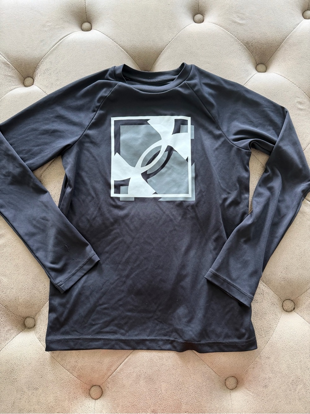 Under Armour boys black Long-Sleeve Logo Performance Shirt size M
